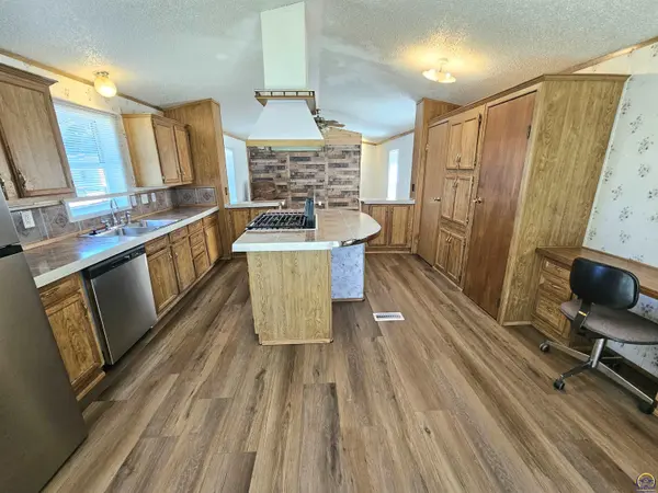 194 N Coachlight DR, Topeka, KS 66617
