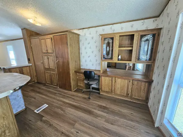 194 N Coachlight DR, Topeka, KS 66617