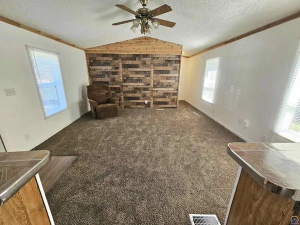 194 N Coachlight DR, Topeka, KS 66617