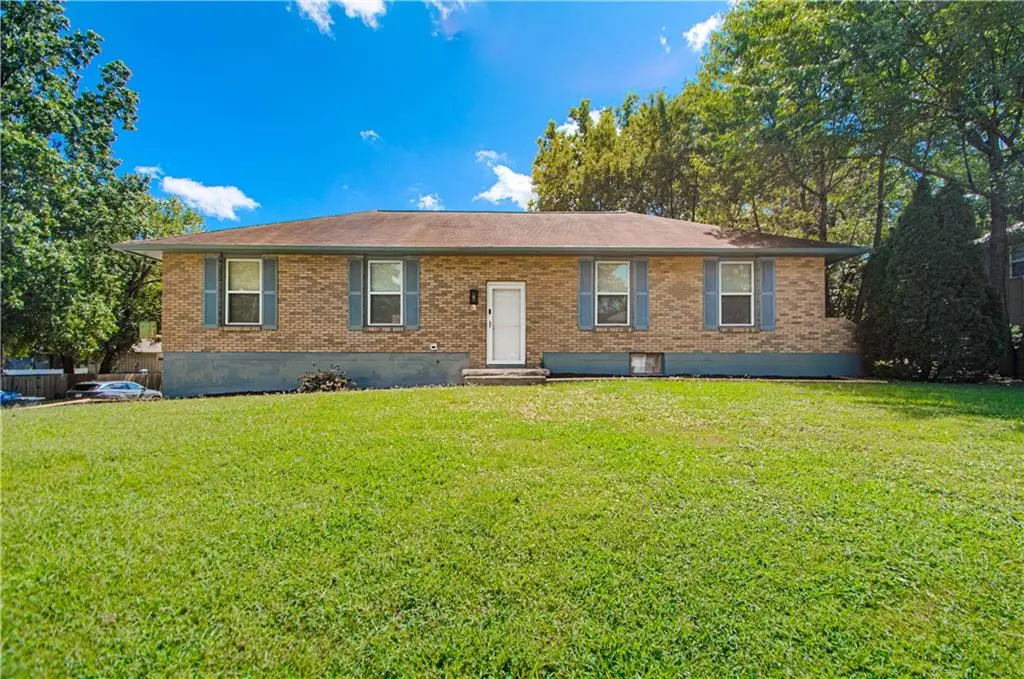 300 Parkwood DR, Blue Springs, MO 64014