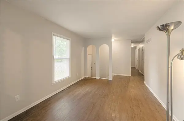 300 Parkwood DR, Blue Springs, MO 64014