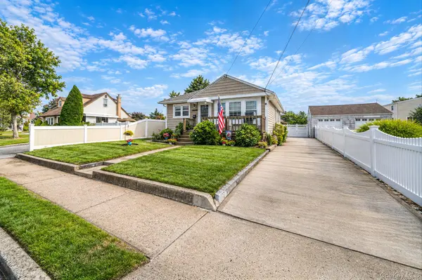 11 E Hollywood AVE, Lindenhurst, NY 11757