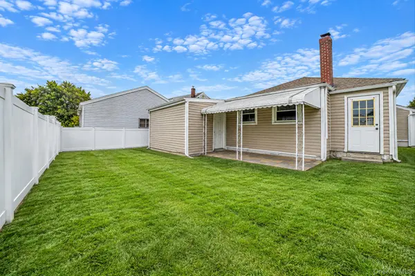 11 E Hollywood AVE, Lindenhurst, NY 11757