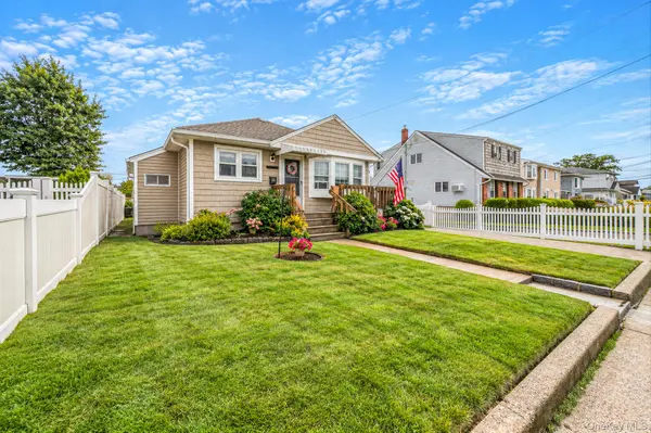 11 E Hollywood AVE, Lindenhurst, NY 11757