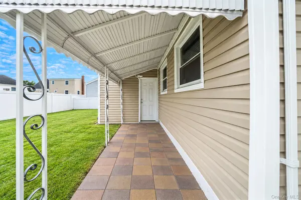 11 E Hollywood AVE, Lindenhurst, NY 11757