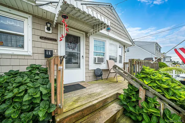 11 E Hollywood AVE, Lindenhurst, NY 11757
