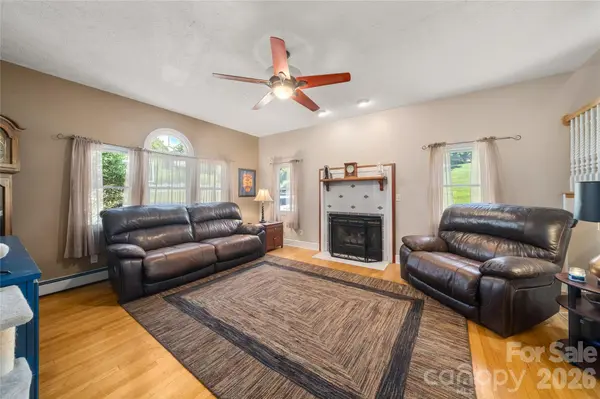 22 Dogwood CIR, Burnsville, NC 28714