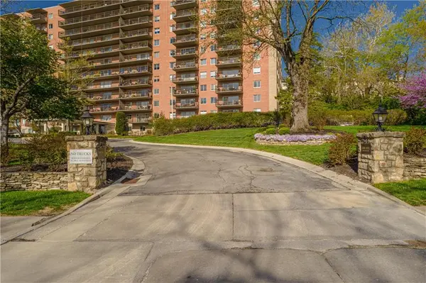 4550 Warwick BLVD #1101-1102, Kansas City, MO 64111