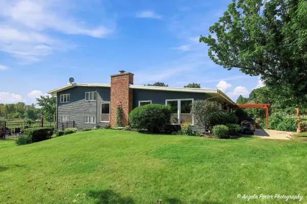 1402 Appaloosa TRL, Mchenry, IL 60051