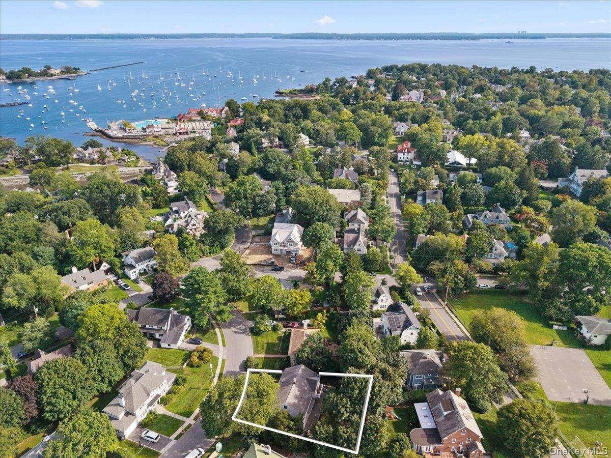 8 Lyons PL, Larchmont, NY 10538