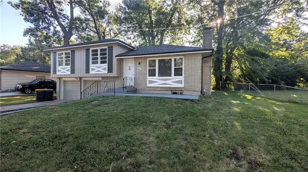 9320 OAKLAND AVE, Kansas City, MO 64138
