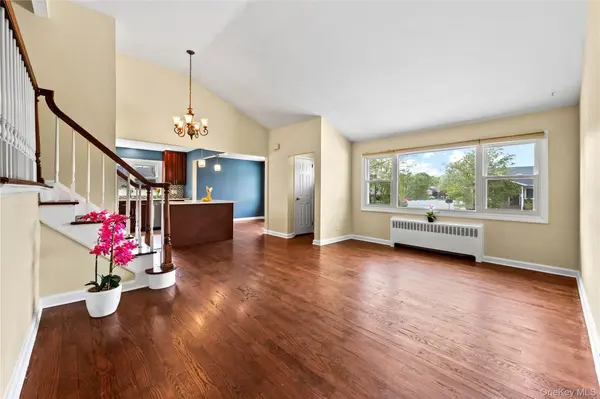 44 Bruce LN, Westbury, NY 11590