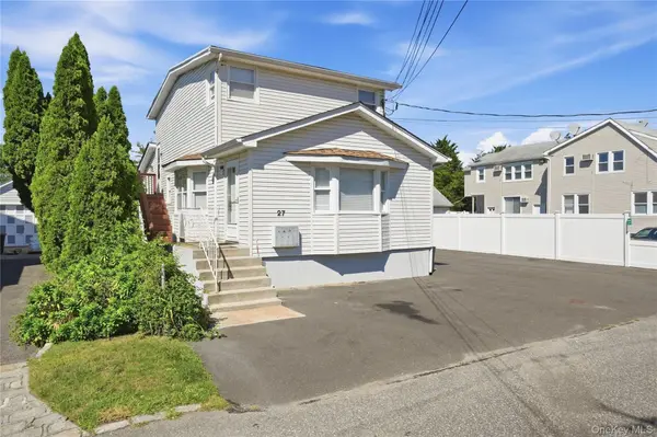 27 Willoughby PL #1, West Islip, NY 11795