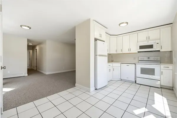 27 Willoughby PL #1, West Islip, NY 11795