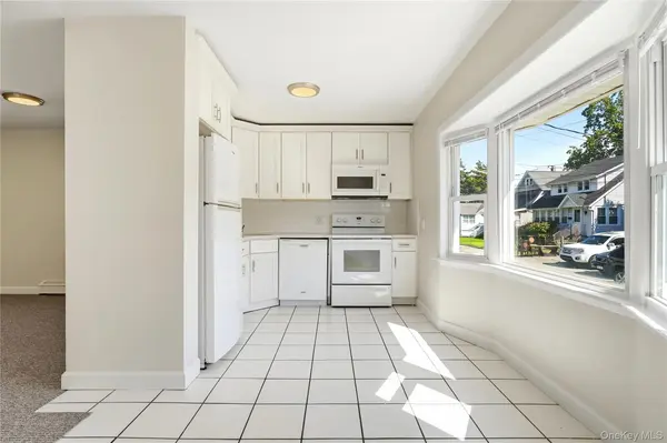 27 Willoughby PL #1, West Islip, NY 11795