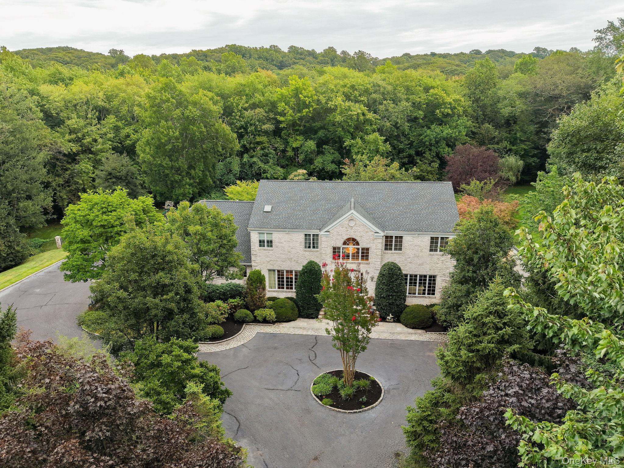 4 Ariana CT, Oyster Bay Cove, NY 11771