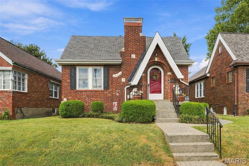 6437 Pernod AVE, St Louis, MO 63139