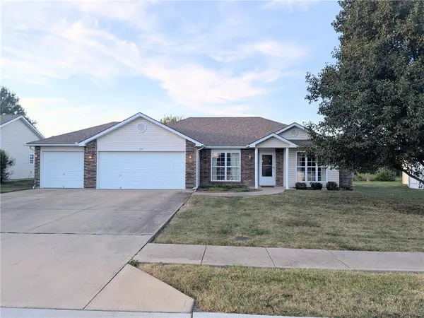 728 Country LN, Raymore, MO 64083