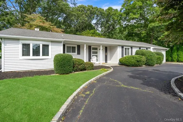 24 Blackfoot TRL, Shoreham, NY 11786