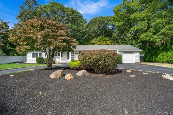 24 Blackfoot TRL, Shoreham, NY 11786