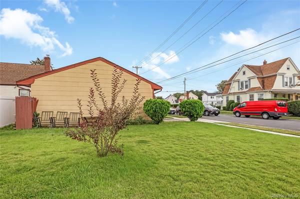 150 Holly AVE, Hempstead, NY 11550