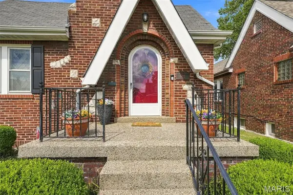 6437 Pernod AVE, St Louis, MO 63139