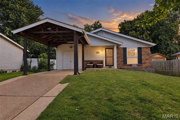 2615 Lindsay LN, Florissant, MO 63031