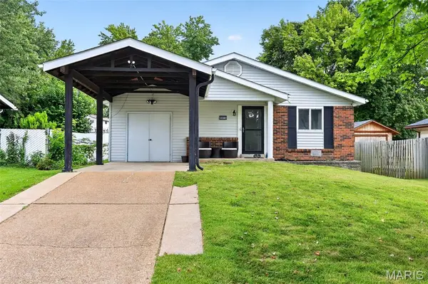 2615 Lindsay LN, Florissant, MO 63031