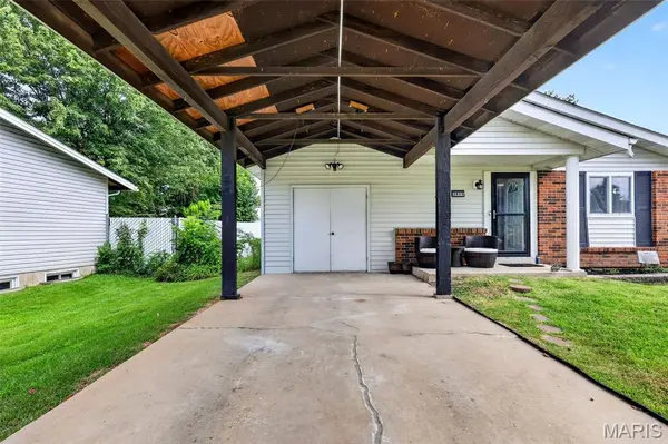 2615 Lindsay LN, Florissant, MO 63031