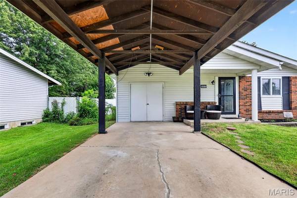 2615 Lindsay LN, Florissant, MO 63031
