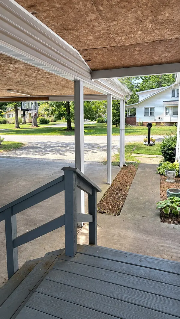 200 E Blake ST, Benton, IL 62812