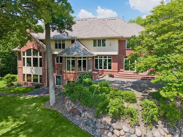 6 Island RD, North Oaks, MN 55127