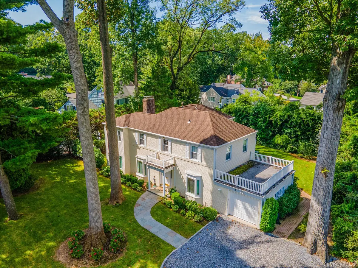 30 Old Field LN, Great Neck, NY 11020
