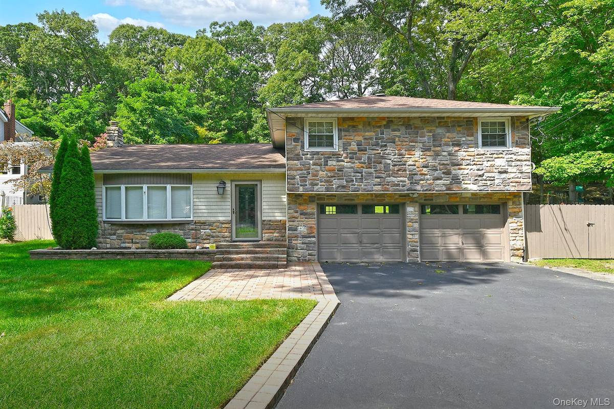 150 Hallock Landing RD, Rocky Point, NY 11778