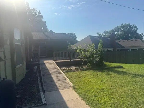 6801 W 101st TER, Overland Park, KS 66212