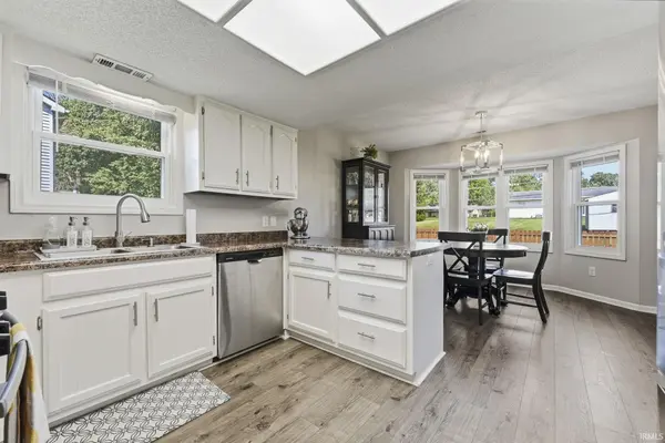 2218 Foxboro DR, Fort Wayne, IN 46818-1885
