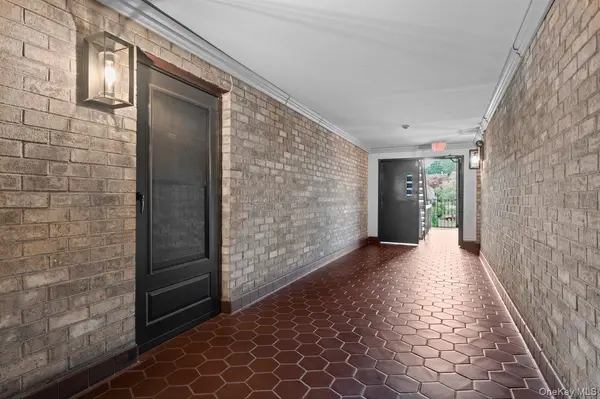 89 N Broadway #204, White Plains, NY 10603