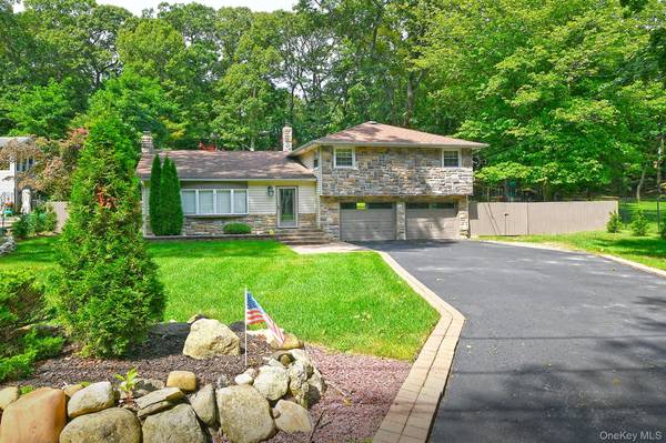 150 Hallock Landing RD, Rocky Point, NY 11778
