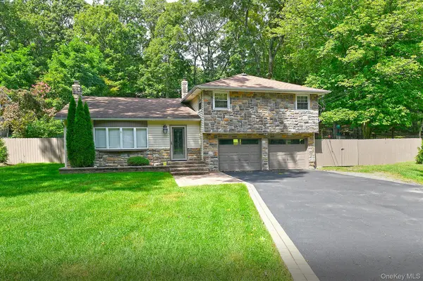 150 Hallock Landing RD, Rocky Point, NY 11778