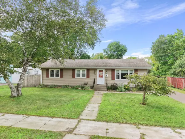 135 Davis ST S, Cambridge, MN 55008