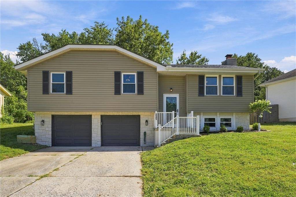 325 SE Brownfield DR, Lee's Summit, MO 64063