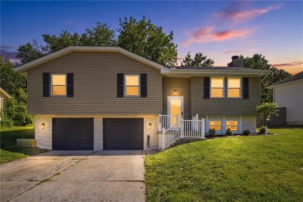 325 Brownfield DR, Lee's Summit, MO 64063