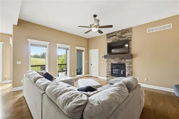 807 SW Mill Creek CT, Grain Valley, MO 64029