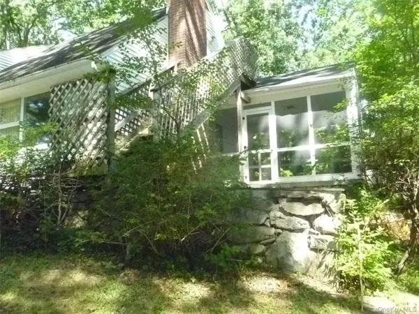17 Chestnut LN, Newburgh, NY 12550