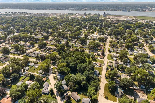 2706 OAK ST, Bettendorf, IA 52722