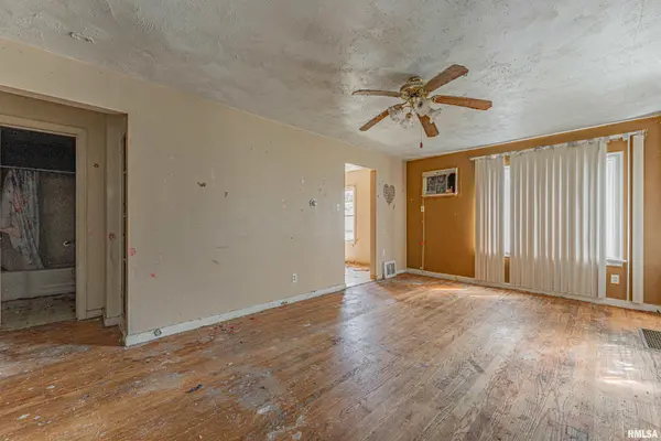 516 S MAIN ST, Lincoln, IL 62656