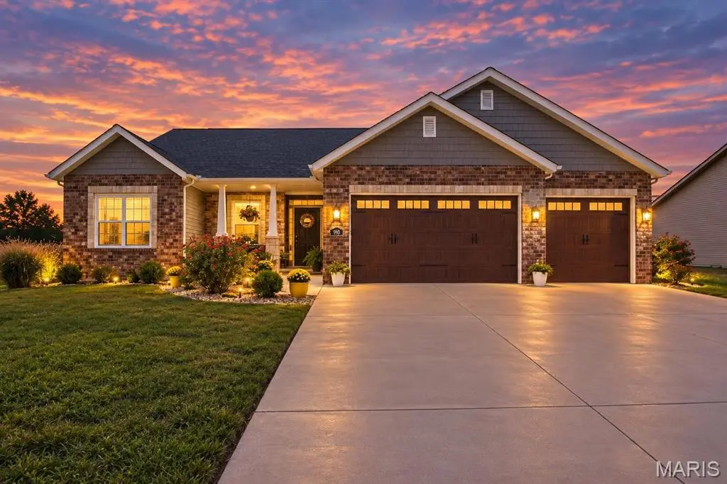 910 Taylor DR, Waterloo, IL 62298