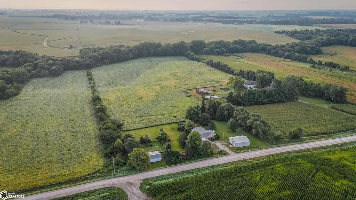 5300 33rd Ave DR, Center Point, IA 52213