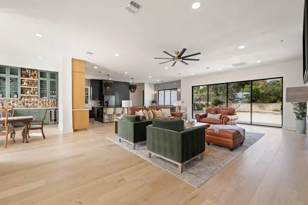 34 AUTUMN OAKS DR, The Hills, TX 78738