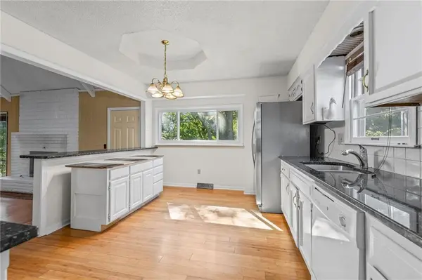8208 Caenen Lake RD, Lenexa, KS 66215